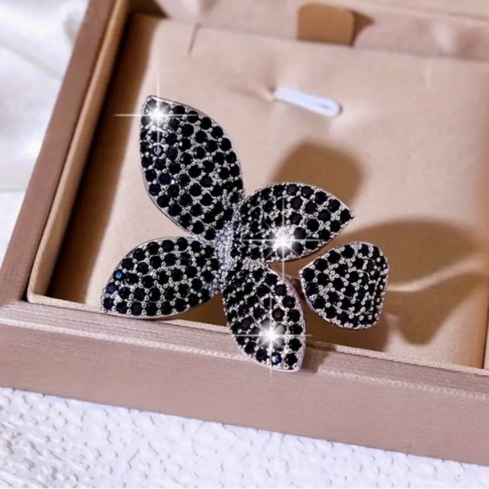 Cubic Zirconia Three-dimensional Four-leaf Flower Ring. New!